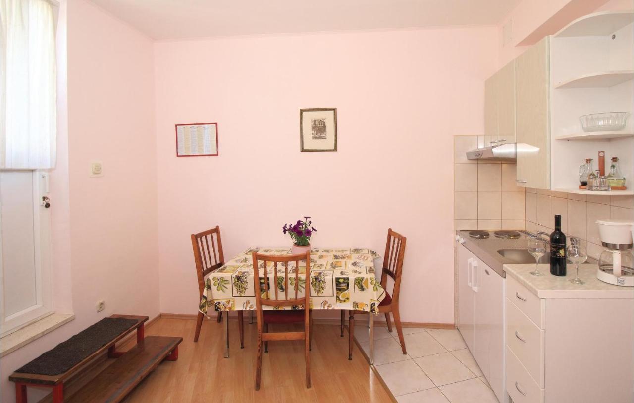 1 Bedroom Nice Apartment In Kastel Sucurac Kaštela Exteriér fotografie