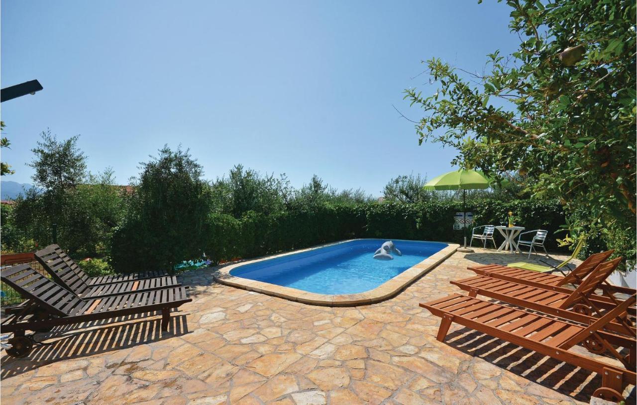 1 Bedroom Nice Apartment In Kastel Sucurac Kaštela Exteriér fotografie