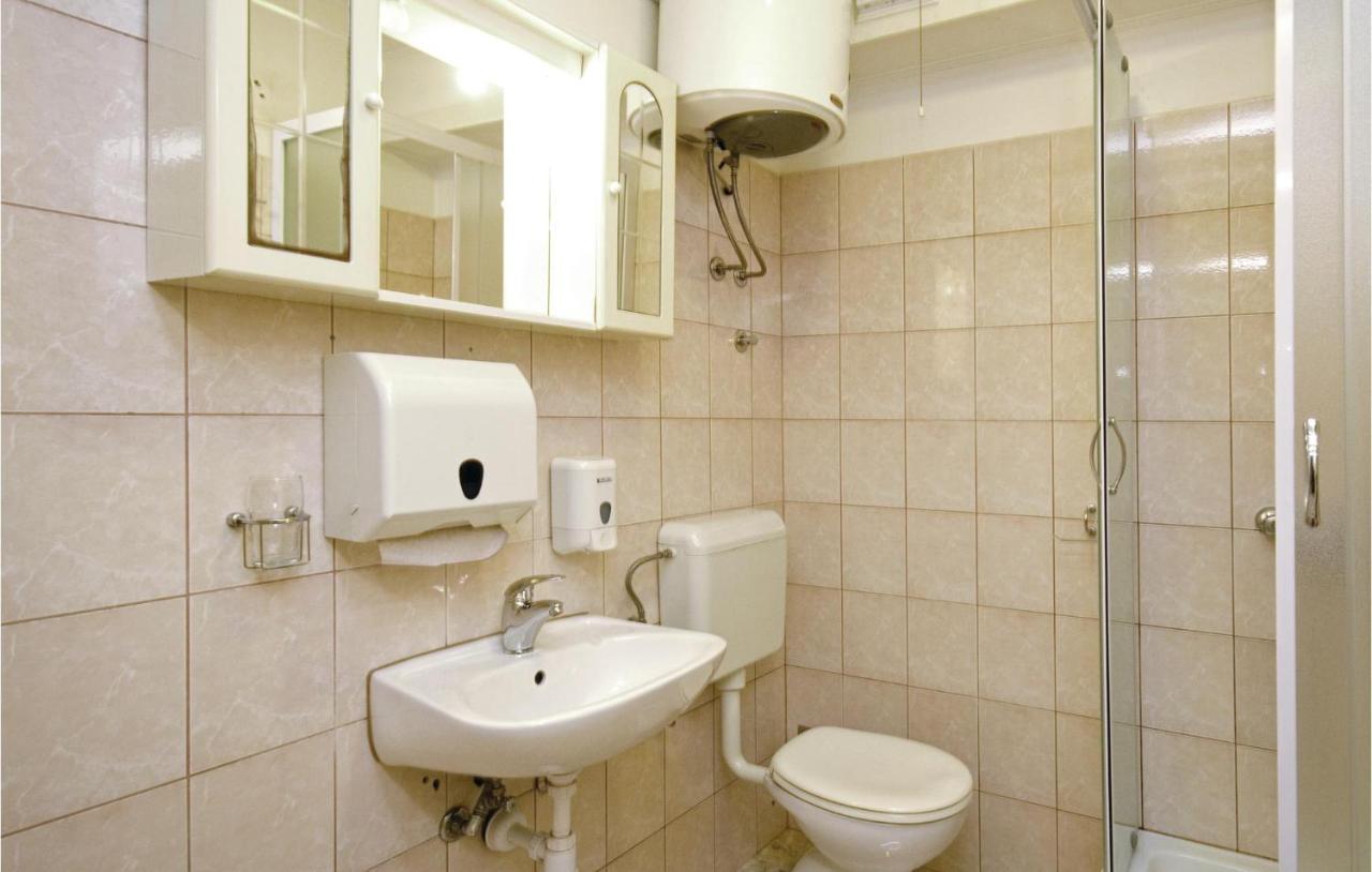 1 Bedroom Nice Apartment In Kastel Sucurac Kaštela Exteriér fotografie