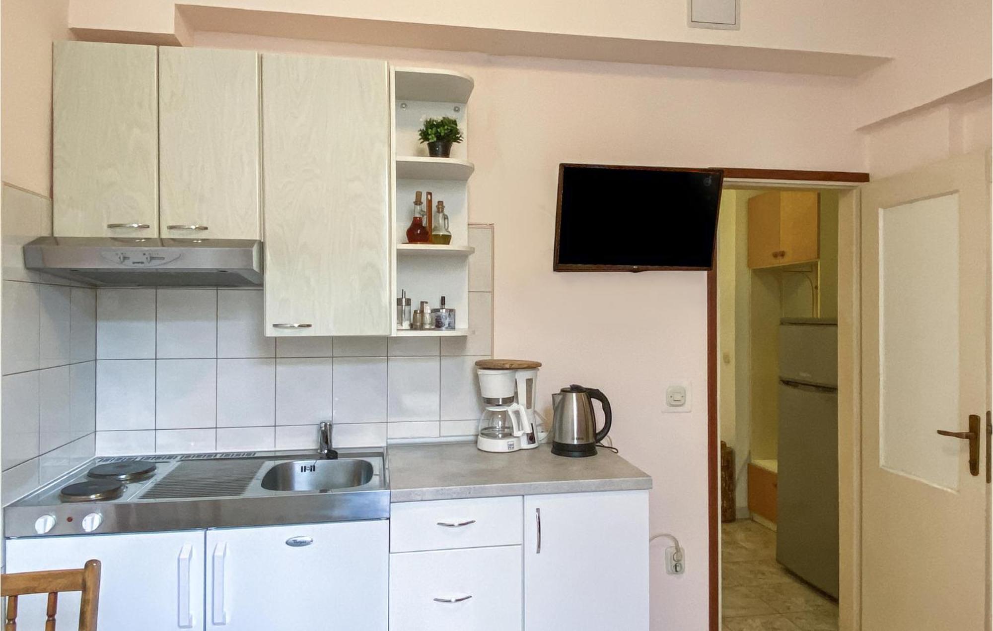 1 Bedroom Nice Apartment In Kastel Sucurac Kaštela Exteriér fotografie