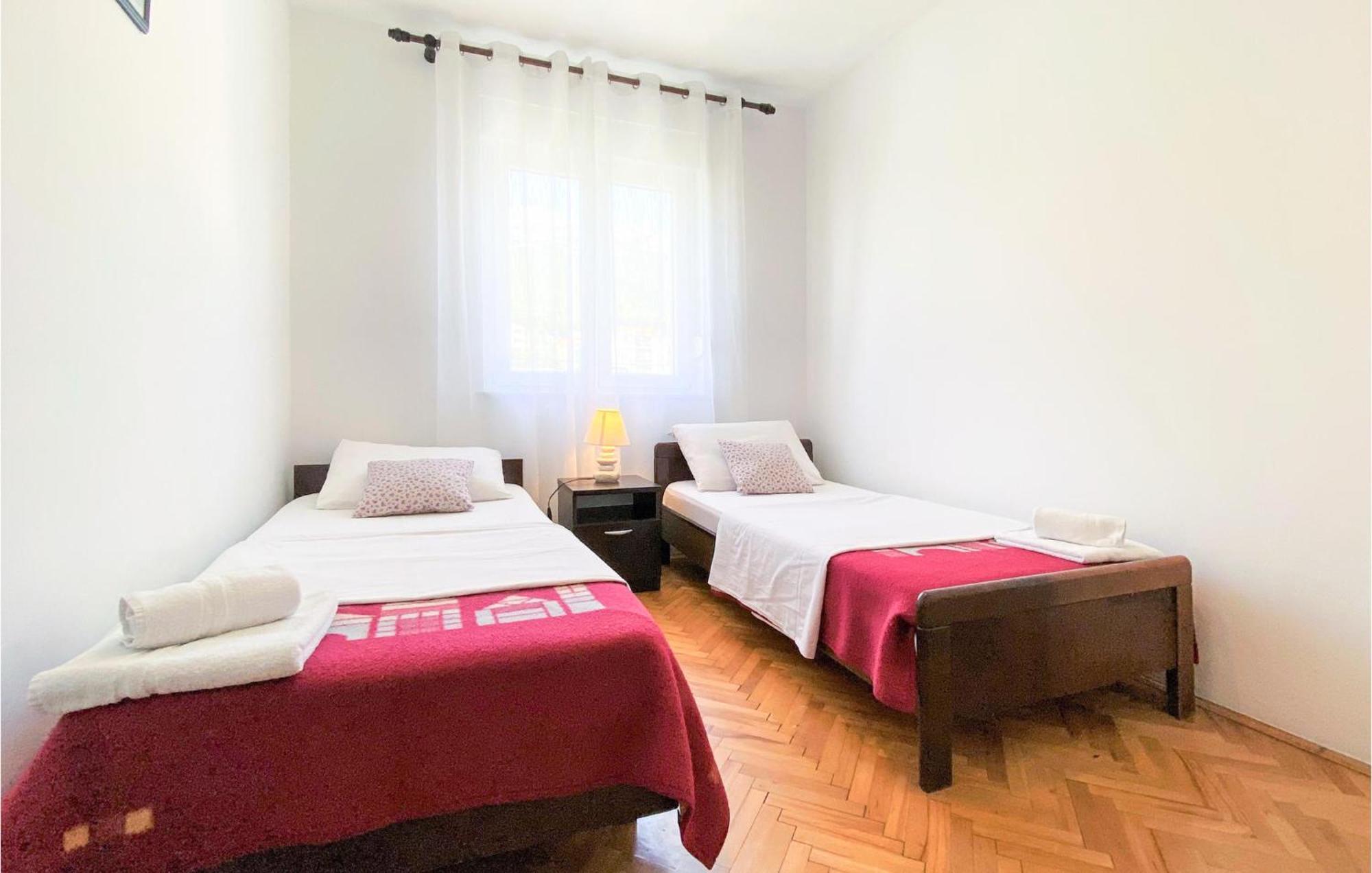 1 Bedroom Nice Apartment In Kastel Sucurac Kaštela Exteriér fotografie