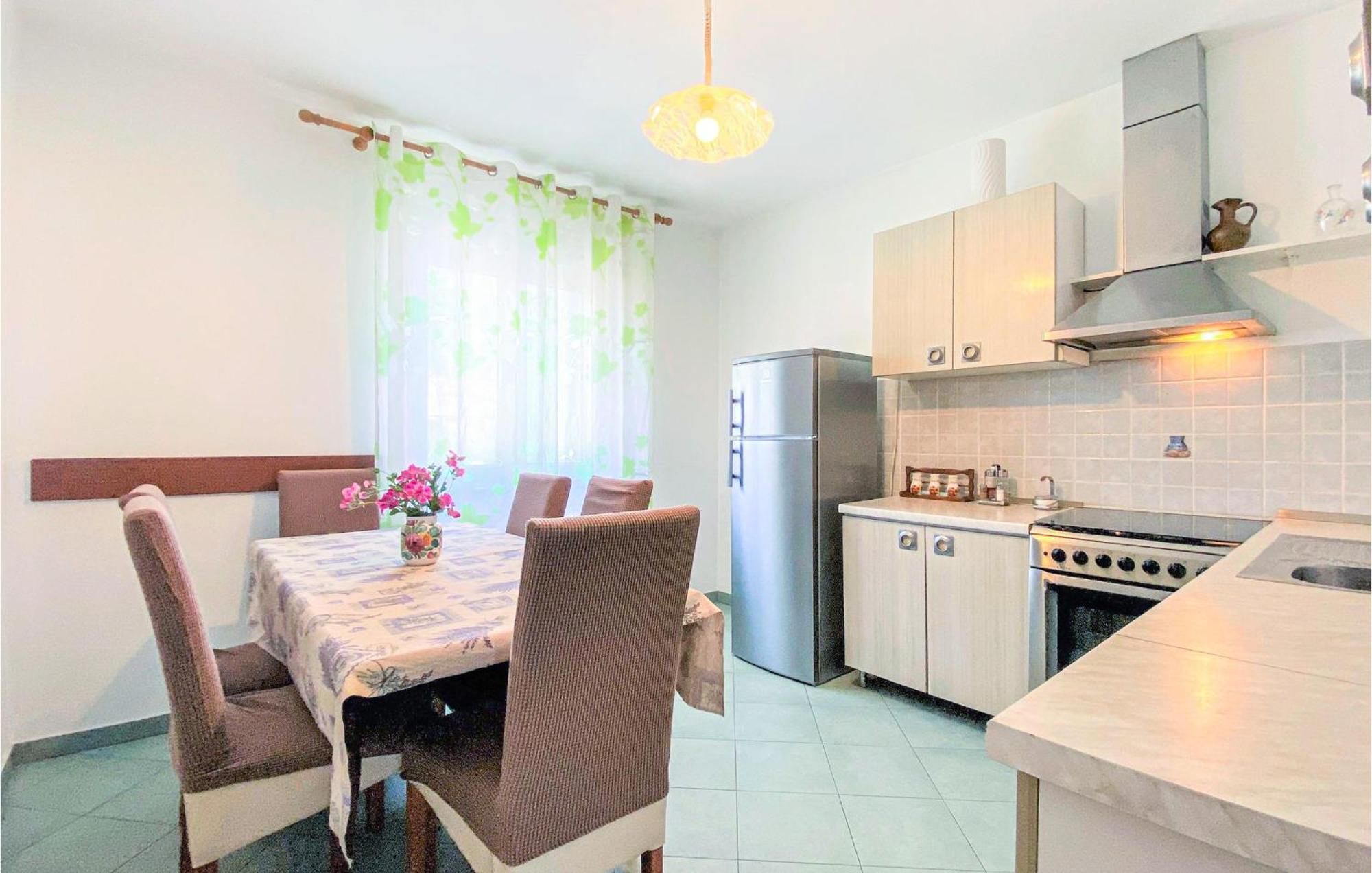 1 Bedroom Nice Apartment In Kastel Sucurac Kaštela Exteriér fotografie